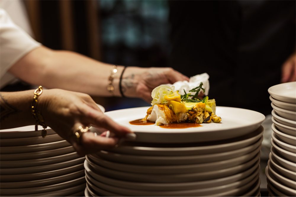 Anrichten eines Fine-Dining-Tellers beim Private Cooking